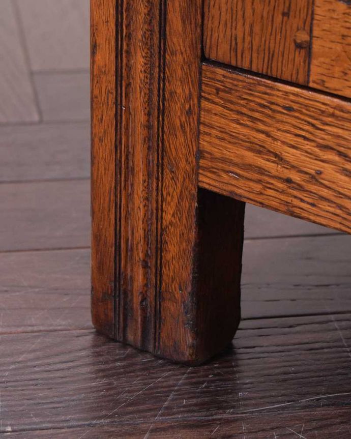 アンティークのキャビネット　アンティーク家具　英国アンティーク家具、お花の彫刻も華やかなウェルシュドレッサー（カップボード） 。女性１人でもラクに運べちゃうヒミツHandleのアンティークは、脚の裏にフェルトキーパーをお付けしているので、床を滑らせれば女性でも移動がカンタンに出来ます！ご安心下さい。(q-1717-f)