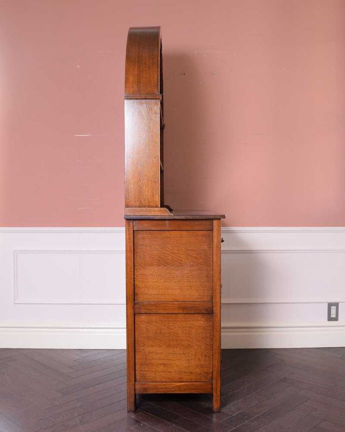 アンティークのキャビネット　アンティーク家具　英国アンティーク家具、お花の彫刻も華やかなウェルシュドレッサー（カップボード） 。横から見てもステキもちろん横もキレイに修復していますので、横顔だって美しいんです。(q-1717-f)