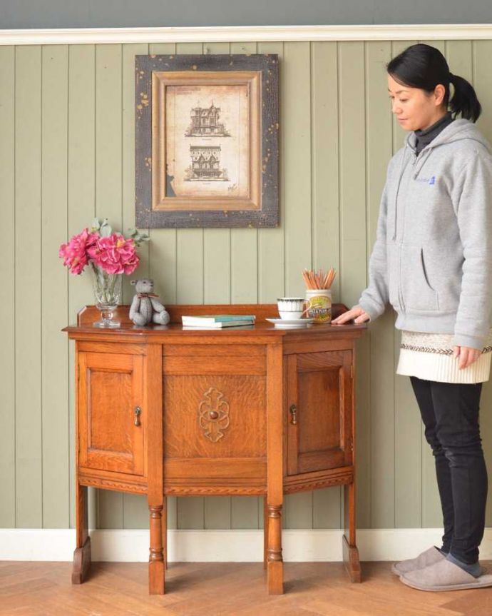 アンティークのデスク・書斎机　アンティーク家具　英国らしいアンティークのライティングデスク＆チェア （チェアインデスク）。めったに見つからないめずらしいアンティークぱっと見た目は英国らしい落ち着いた雰囲気のサイドボード。(q-1718-f)