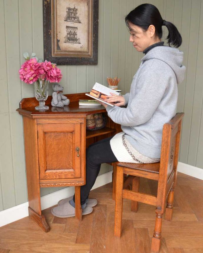 アンティークのデスク・書斎机　アンティーク家具　英国らしいアンティークのライティングデスク＆チェア （チェアインデスク）。なんと！デスクに早変わり！実は、デスクになっちゃうんです。(q-1718-f)