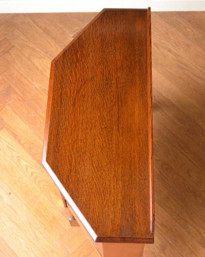 アンティークのデスク・書斎机　アンティーク家具　英国らしいアンティークのライティングデスク＆チェア （チェアインデスク）。上から見てるとこんな形のキャビネットです。(q-1718-f)