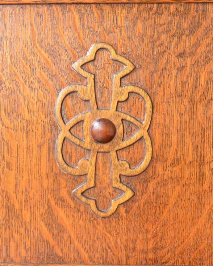 アンティークのデスク・書斎机　アンティーク家具　英国らしいアンティークのライティングデスク＆チェア （チェアインデスク）。惚れ惚れする彫の美しさ英国アンティークらしい彫りの美しさにうっとり･･･。(q-1718-f)