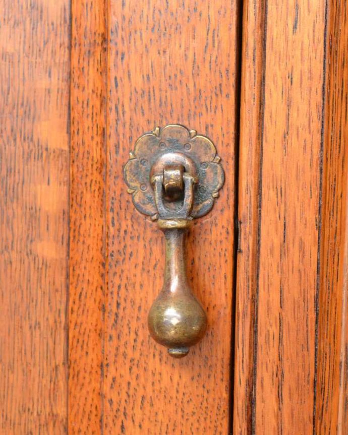 アンティークのデスク・書斎机　アンティーク家具　英国らしいアンティークのライティングデスク＆チェア （チェアインデスク）。開ける度にワクワク･･･デザインが美しい取っ手。(q-1718-f)