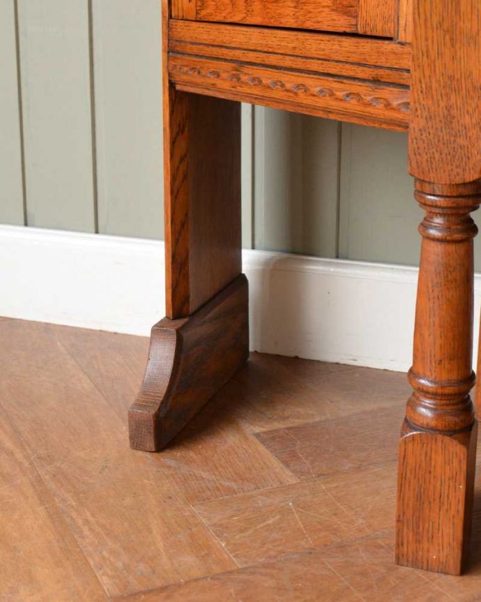 アンティークのデスク・書斎机　アンティーク家具　英国らしいアンティークのライティングデスク＆チェア （チェアインデスク）。女性１人でもラクに運べちゃうヒミツHandleのアンティークは、脚の裏にフェルトキーパーをお付けしているので、床を滑らせれば女性でも移動がカンタンに出来ます！ご安心下さい。(q-1718-f)