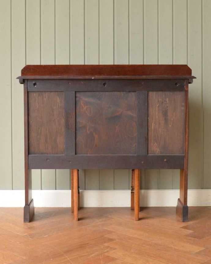 アンティークのデスク・書斎机　アンティーク家具　英国らしいアンティークのライティングデスク＆チェア （チェアインデスク）。後ろ姿もキレイですアンティークは新品ではないので、経年変化によるキズはありますが、専門の職人がキレイにお直しをしているので、後ろ姿もキレイです。(q-1718-f)