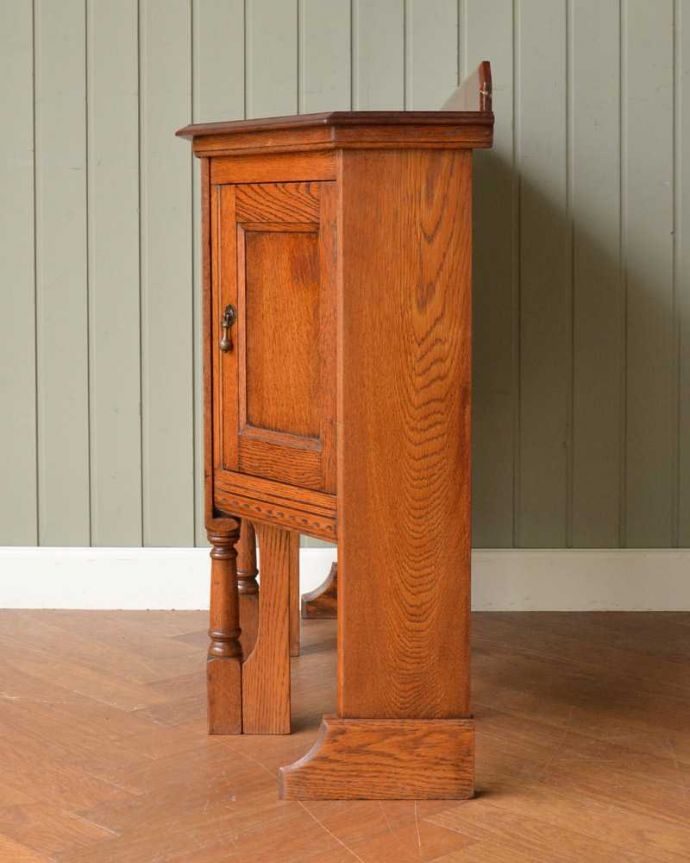 アンティークのデスク・書斎机　アンティーク家具　英国らしいアンティークのライティングデスク＆チェア （チェアインデスク）。横から見ると･･･もちろん、横側もキレイに修復しているので、横から見てもキレイです。(q-1718-f)