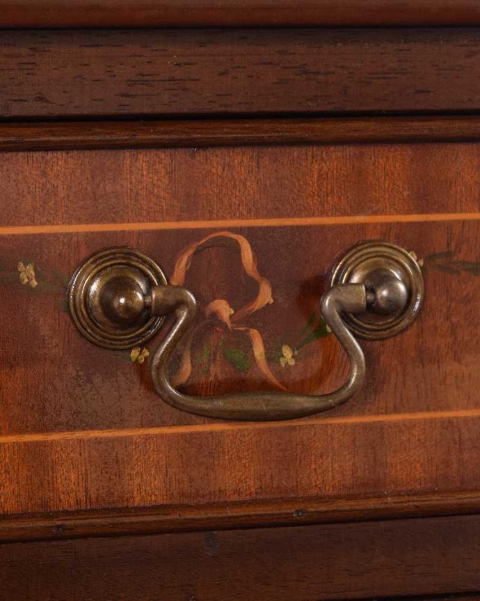 アンティークのチェスト　アンティーク家具　リボンの装飾が付いた美しい英国アンティーク家具、ベッドサイドチェスト（４段） 。アンティークらしい取っ手アンティーク家具は取っ手のデザインまで、なんだか高級感があるんですよね。(q-1719-f)