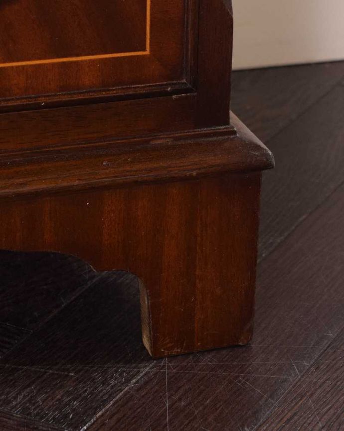 アンティークのチェスト　アンティーク家具　リボンの装飾が付いた美しい英国アンティーク家具、ベッドサイドチェスト（４段） 。女性1人でラクラク運べちゃう仕掛けHandleのアンティークは、脚の裏にフェルトキーパーをお付けしています。(q-1719-f)