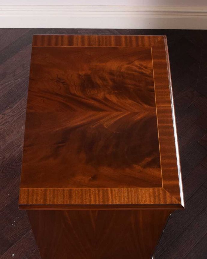 アンティークのチェスト　アンティーク家具　リボンの装飾が付いた美しい英国アンティーク家具、ベッドサイドチェスト（４段） 。ピカピカに仕上げましたHandleでは修復の時、天板の塗装も一度剥離してキレイに仕上げました。(q-1719-f)