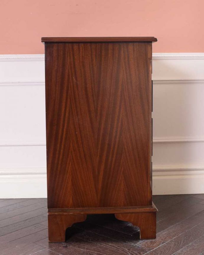アンティークのチェスト　アンティーク家具　リボンの装飾が付いた美しい英国アンティーク家具、ベッドサイドチェスト（４段） 。横顔もキレイですどこから見られても絵になるスタイル。(q-1719-f)