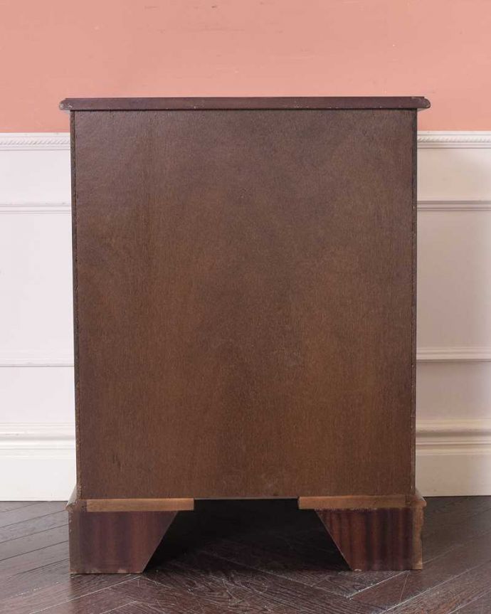 アンティークのチェスト　アンティーク家具　リボンの装飾が付いた美しい英国アンティーク家具、ベッドサイドチェスト（４段） 。後ろ姿も見て下さいアンティークは新品ではないので、もちろん経年変化によるキズはありますが、専門の職人が修復しました。(q-1719-f)