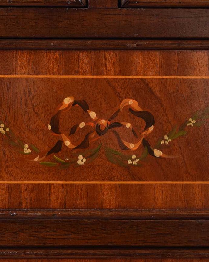 アンティークのチェスト　アンティーク家具　リボンの装飾が付いた美しい英国アンティーク家具、ベッドサイドチェスト（４段） 。上品で美しい装飾美しい装飾を見ているだけで幸せな気分になれます。(q-1719-f)