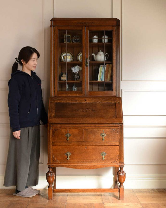 ビューロー　アンティーク家具　バルボス脚がお洒落なビューローブックケース、イギリス輸入のアンティーク家具。1つで3役こなしちゃう贅沢な家具見た目はガラスキャビネットなのに、デスクとチェストの機能も備えたビューローブックケース。(q-1720-f)