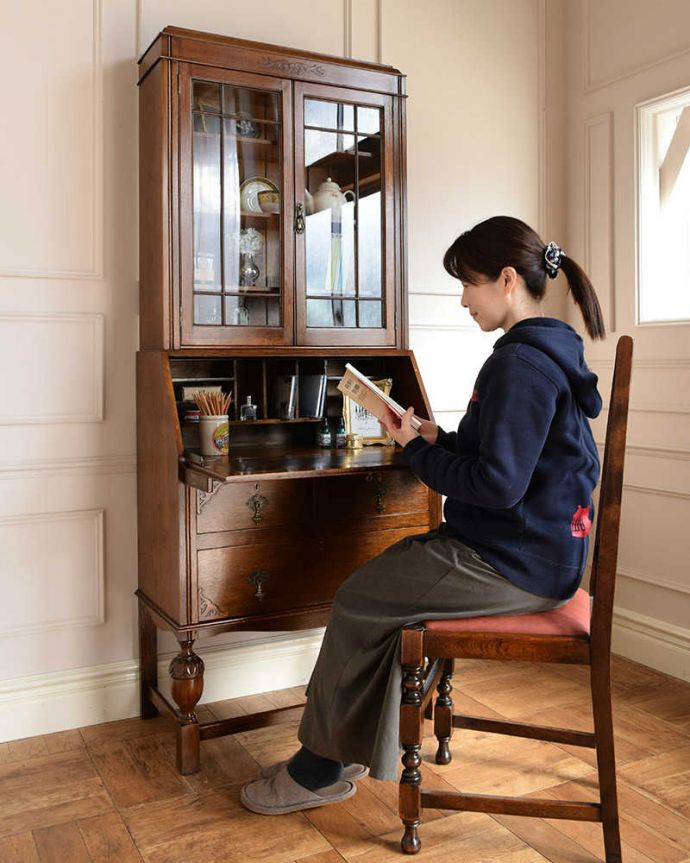 ビューロー　アンティーク家具　バルボス脚がお洒落なビューローブックケース、イギリス輸入のアンティーク家具。あっという間に自分だけの贅沢デスク扉を前に倒すとデスクが登場。(q-1720-f)