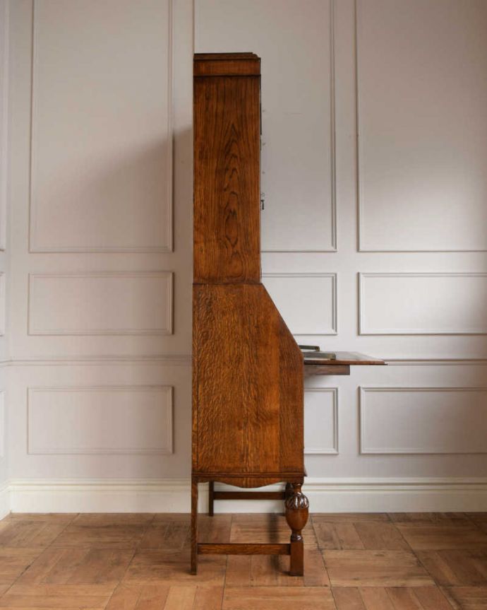 ビューロー　アンティーク家具　バルボス脚がお洒落なビューローブックケース、イギリス輸入のアンティーク家具。横から見た姿もステキ横から見てみるとこんな感じです。(q-1720-f)