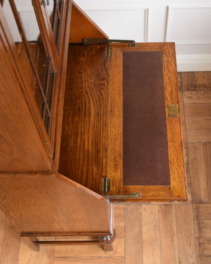 ビューロー　アンティーク家具　バルボス脚がお洒落なビューローブックケース、イギリス輸入のアンティーク家具。デスクの天板を上から見ると･･･やっぱりデスクは天板部分が気になるから、専門の職人が古い塗装を剥離してピッカピカに修復しました。(q-1720-f)