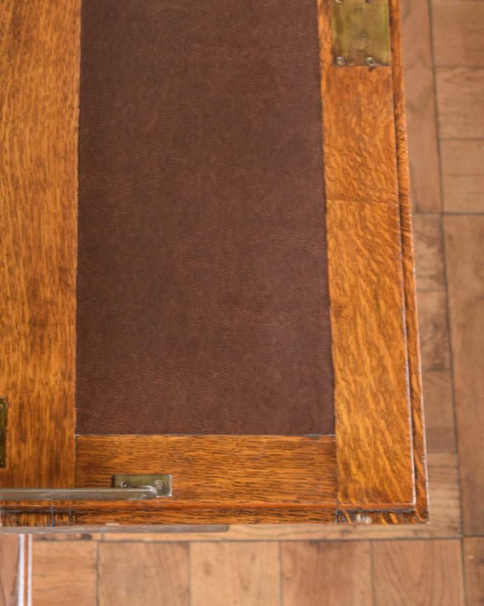 ビューロー　アンティーク家具　バルボス脚がお洒落なビューローブックケース、イギリス輸入のアンティーク家具。天板部分もキレイですやっぱりデスクの天板部分は気になるポイント。(q-1720-f)