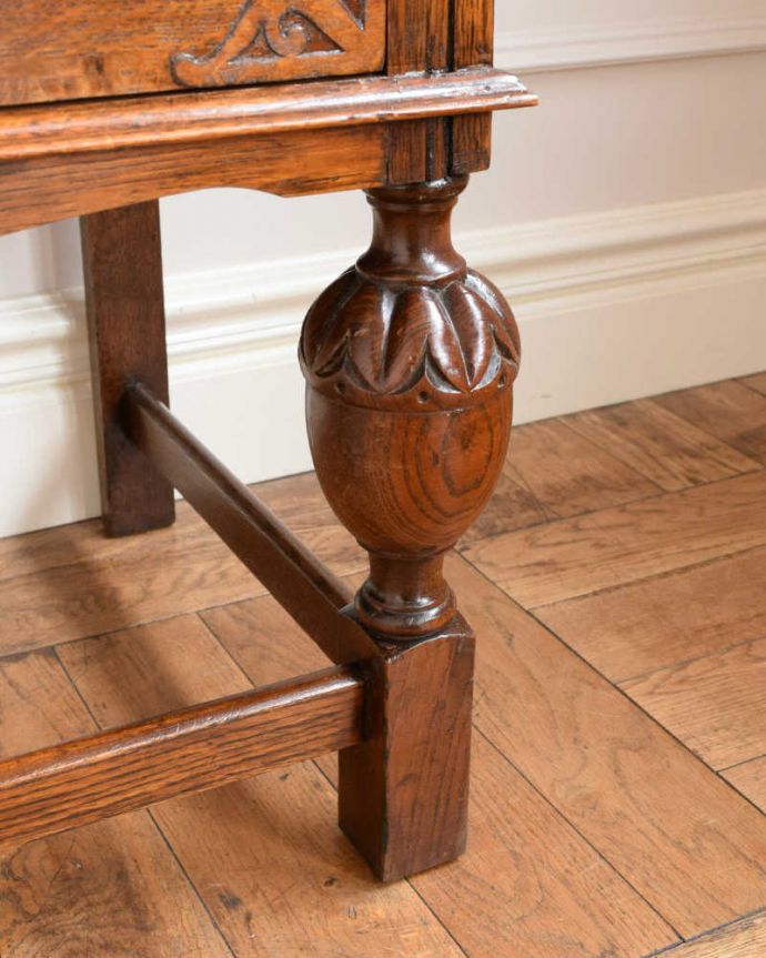 ビューロー　アンティーク家具　バルボス脚がお洒落なビューローブックケース、イギリス輸入のアンティーク家具。女性でも運べちゃう理由は･･･Handleのアンティークは、脚の裏にフェルトキーパーをお付けしていますので、重い家具でも床を滑らせれて移動する事が出来ます。(q-1720-f)