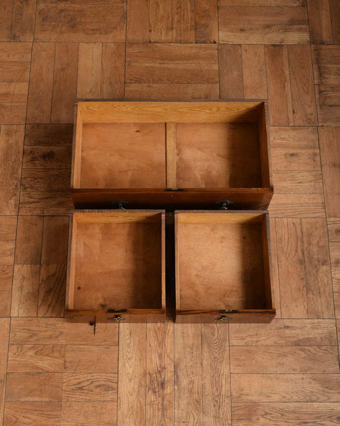 ビューロー　アンティーク家具　バルボス脚がお洒落なビューローブックケース、イギリス輸入のアンティーク家具。何でも収納できる引き出しもちろん、引き出しの中もキレイに修復しました。(q-1720-f)