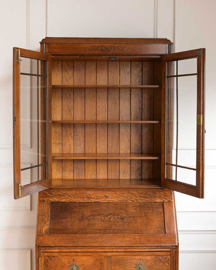 ビューロー　アンティーク家具　バルボス脚がお洒落なビューローブックケース、イギリス輸入のアンティーク家具。美しいガラス扉の中身は･･･専門の職人がしっかり修復したので、扉の中もこんな感じでキレイです。(q-1720-f)