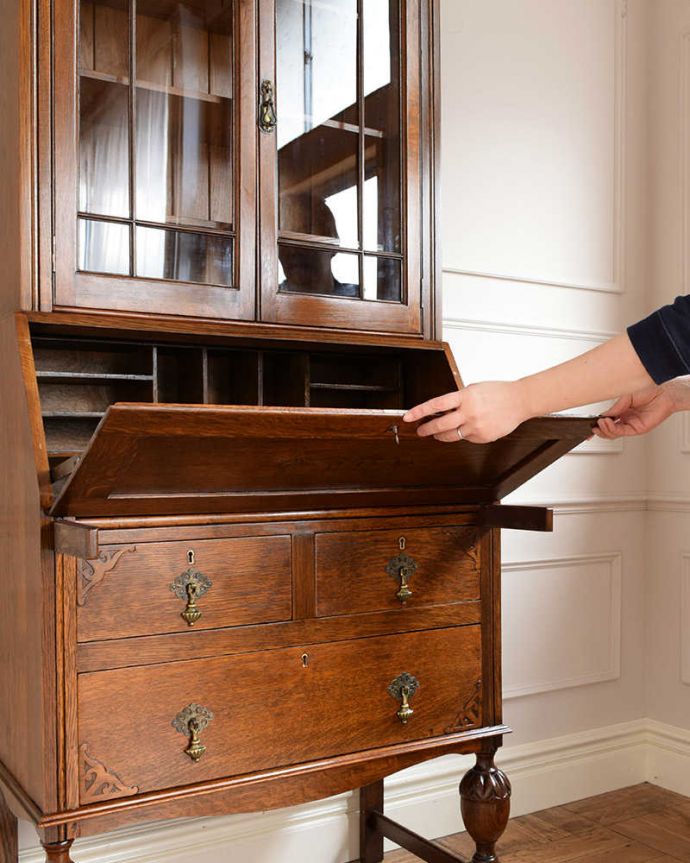 ビューロー　アンティーク家具　バルボス脚がお洒落なビューローブックケース、イギリス輸入のアンティーク家具。あっという間にデスクに変身扉を前に倒すだけで、あっという間にデスクが登場！どんな場所にも似合う「魅せるデスク」です。(q-1720-f)