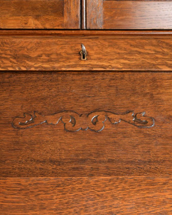 ビューロー　アンティーク家具　バルボス脚がお洒落なビューローブックケース、イギリス輸入のアンティーク家具。惚れ惚れしちゃう美しさこんなに堅い無垢材に一体どうやって彫ったんだろう？と不思議になるくらい細かい彫にうっとりです。(q-1720-f)