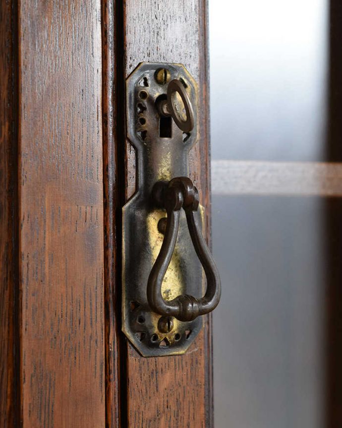 ビューロー　アンティーク家具　バルボス脚がお洒落なビューローブックケース、イギリス輸入のアンティーク家具。アンティークらしいデザインこんな場所にも凝ったデザイン。(q-1720-f)