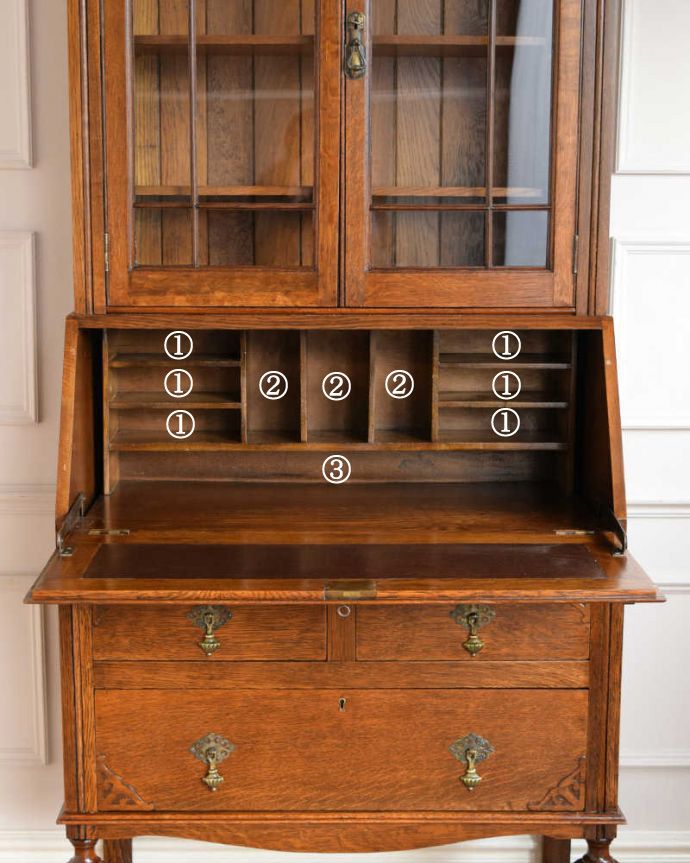 ビューロー　アンティーク家具　バルボス脚がお洒落なビューローブックケース、イギリス輸入のアンティーク家具。お片付け上手のヒミツ扉の中身はこんなに細かく仕切られています。(q-1720-f)