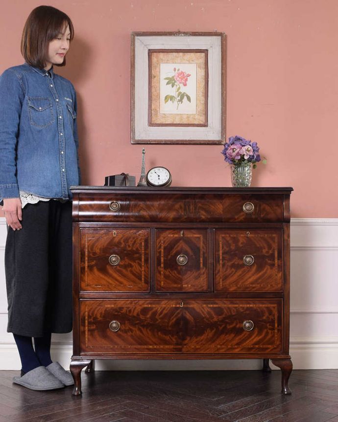 アンティークのチェスト アンティーク家具 木目の美しさを楽しめる英国アンティーク、チェストオブドロワーズ。大人の雰囲気漂う人気の英国チェストシンプルなデザインだからこそ木目の美しさが際立つチェスト。(q-1721-f)
