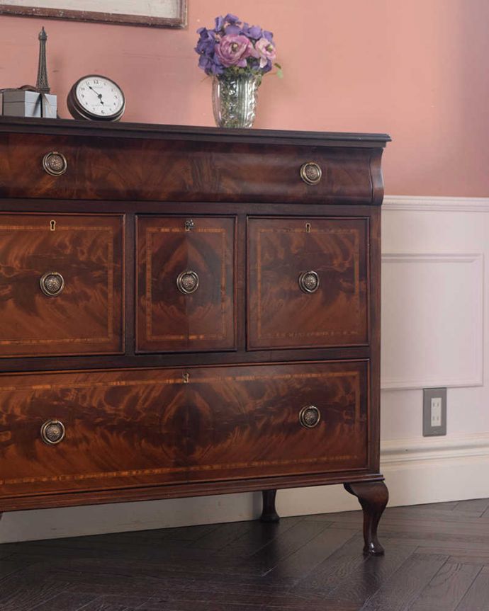 アンティークのチェスト アンティーク家具 木目の美しさを楽しめる英国アンティーク、チェストオブドロワーズ。アンティークだから手に入る質の良さ現代では手に入れることが出来ない質のいい素材が使われているのもアンティーク家具の特長。(q-1721-f)