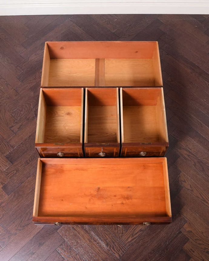 アンティークのチェスト アンティーク家具 木目の美しさを楽しめる英国アンティーク、チェストオブドロワーズ。引き出しの中もキレイに修復しましたお洋服を入れてもいいように、引き出しの中も専門の職人が時間をかけてしっかり修復しました。(q-1721-f)