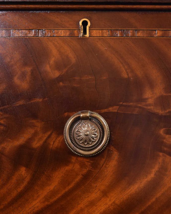 アンティークのチェスト アンティーク家具 木目の美しさを楽しめる英国アンティーク、チェストオブドロワーズ。アンティークらしい取っ手アンティーク家具は取っ手のデザインまで、なんだか高級感があるんですよね。(q-1721-f)