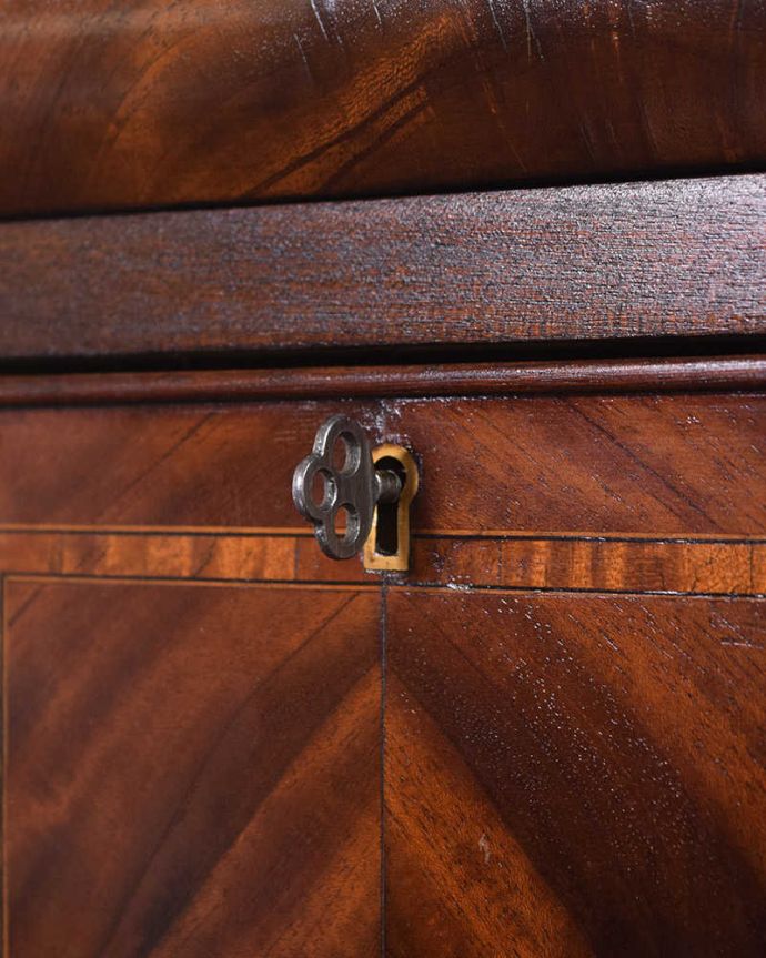 アンティークのチェスト アンティーク家具 木目の美しさを楽しめる英国アンティーク、チェストオブドロワーズ。大切なものも安心です引き出しにカギが付いているので、大切なものも収納することが出来ます。(q-1721-f)