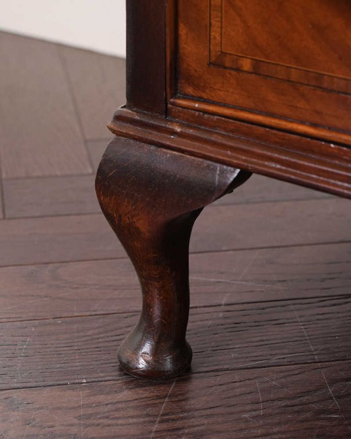 アンティークのチェスト アンティーク家具 木目の美しさを楽しめる英国アンティーク、チェストオブドロワーズ。女性1人でラクラク運べちゃう仕掛けHandleのアンティークは、脚の裏にフェルトキーパーをお付けしています。(q-1721-f)