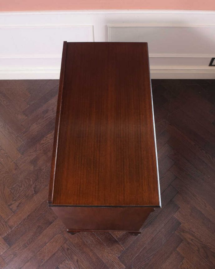 アンティークのチェスト アンティーク家具 木目の美しさを楽しめる英国アンティーク、チェストオブドロワーズ。ピカピカに仕上げましたHandleでは修復の時、天板の塗装も一度剥離してキレイに仕上げました。(q-1721-f)