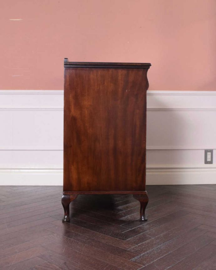 アンティークのチェスト アンティーク家具 木目の美しさを楽しめる英国アンティーク、チェストオブドロワーズ。横顔もキレイですどこから見られても絵になるスタイル。(q-1721-f)