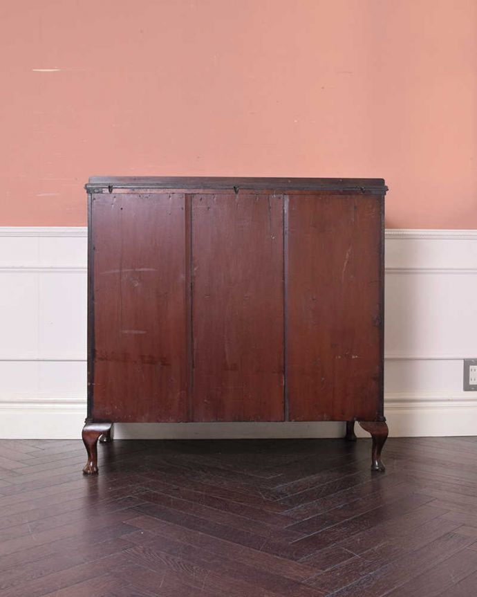 アンティークのチェスト アンティーク家具 木目の美しさを楽しめる英国アンティーク、チェストオブドロワーズ。後ろ姿も見て下さいアンティークは新品ではないので、もちろん経年変化によるキズはありますが、専門の職人が修復しました。(q-1721-f)