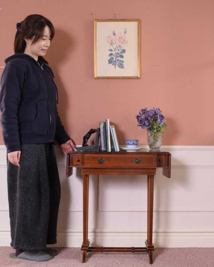 アンティークのテーブル アンティーク家具 天板のかたちもお洒落な伸張式アンティークサイドテーブル(バタフライテーブル)。蝶の羽がモチーフになった美しいテーブルまるで蝶々が羽を広げるように折りたたみが出来るところから名前が付けられた「バタフライ(蝶々)テーブル」。(q-1722-f)