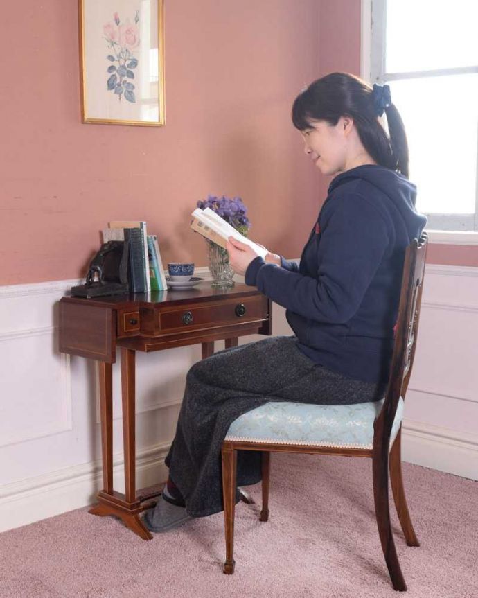 アンティークのテーブル アンティーク家具 天板のかたちもお洒落な伸張式アンティークサイドテーブル(バタフライテーブル)。自分だけのちょっと贅沢な時間テーブルとしてもデスクとしても使えるデザイン。(q-1722-f)