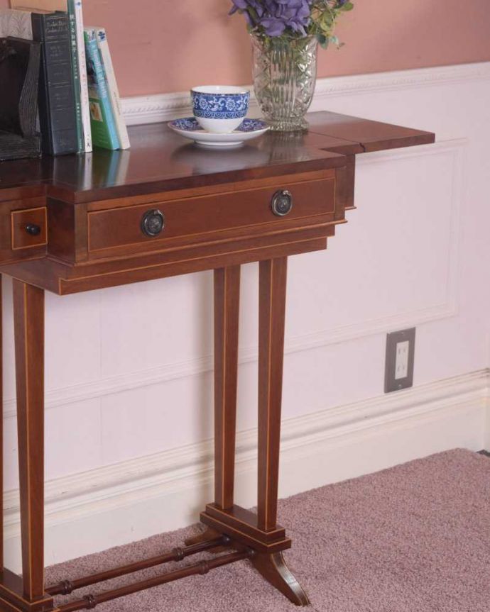 アンティークのテーブル アンティーク家具 天板のかたちもお洒落な伸張式アンティークサイドテーブル(バタフライテーブル)。英国アンティークらしい優雅な姿にうっとりアンティークらしいデザインの美しさ。(q-1722-f)