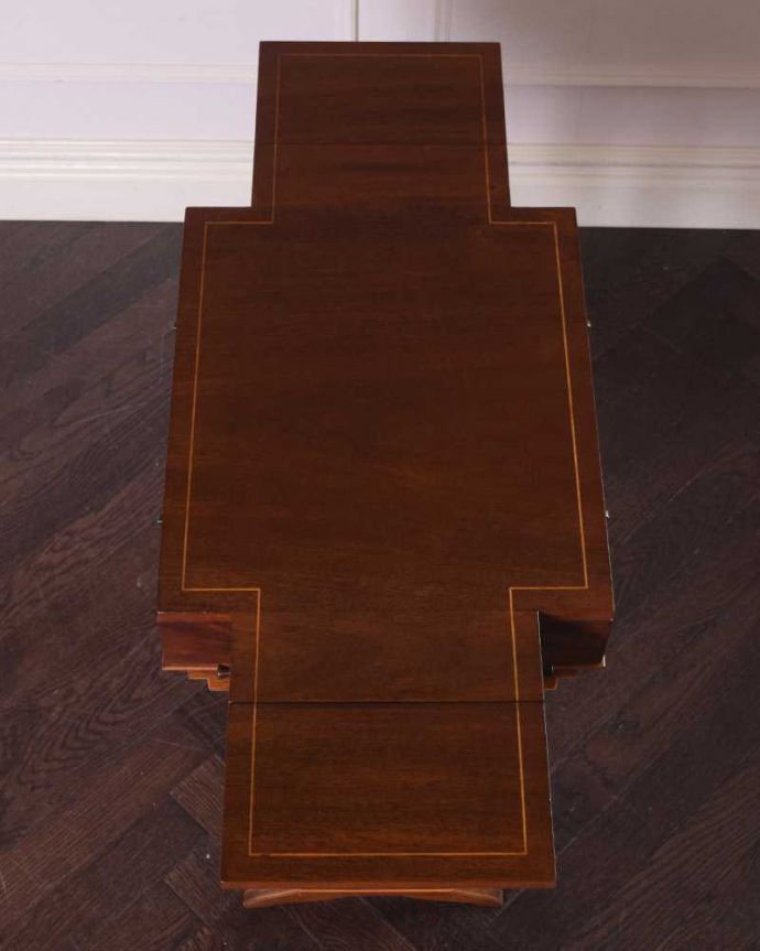 アンティークのテーブル アンティーク家具 天板のかたちもお洒落な伸張式アンティークサイドテーブル(バタフライテーブル)。天板もキレイにお直ししました。(q-1722-f)