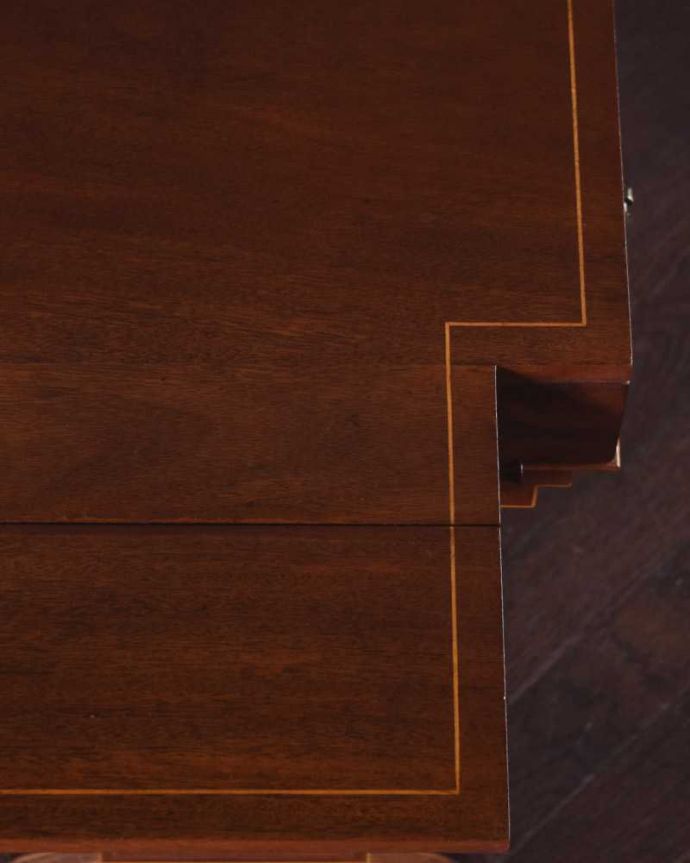 アンティークのテーブル アンティーク家具 天板のかたちもお洒落な伸張式アンティークサイドテーブル(バタフライテーブル)。天板を近くから見ると・・・Handlleでは修復の際、古い塗装を剥離して再塗装を施していますので、天板もキレイに仕上がっています。(q-1722-f)