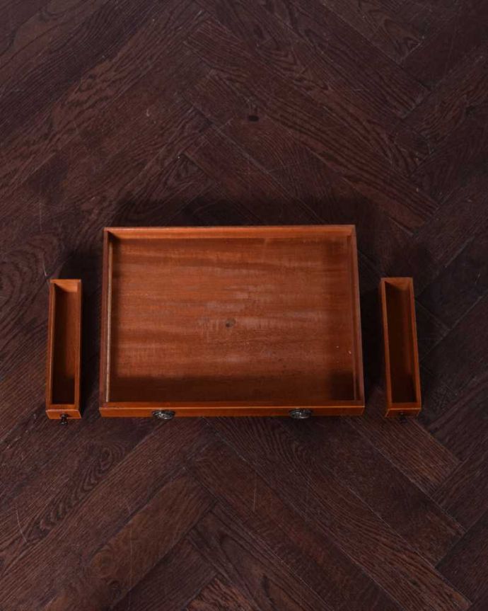 アンティークのテーブル アンティーク家具 天板のかたちもお洒落な伸張式アンティークサイドテーブル(バタフライテーブル)。引き出しの中もキレイに修復しました。(q-1722-f)