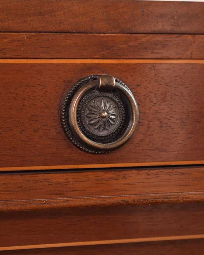 アンティークのテーブル アンティーク家具 天板のかたちもお洒落な伸張式アンティークサイドテーブル(バタフライテーブル)。アンティークらしい取っ手アンティークらしいデザインの取っ手を、そっと引っ張って開けるたびに、宝箱を開けている気分です。(q-1722-f)