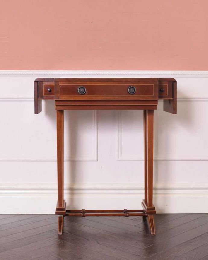 アンティークのテーブル アンティーク家具 天板のかたちもお洒落な伸張式アンティークサイドテーブル(バタフライテーブル)。リーフを畳むと・・・天板の両側のリーフを畳むと意外にコンパクト。(q-1722-f)