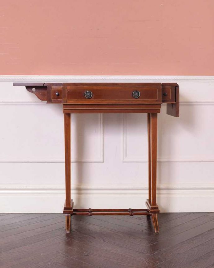 アンティークのテーブル アンティーク家具 天板のかたちもお洒落な伸張式アンティークサイドテーブル(バタフライテーブル)。片方だけ開いても使えます3WAYで使えるから、片側だけ開いた状態でもOK。(q-1722-f)