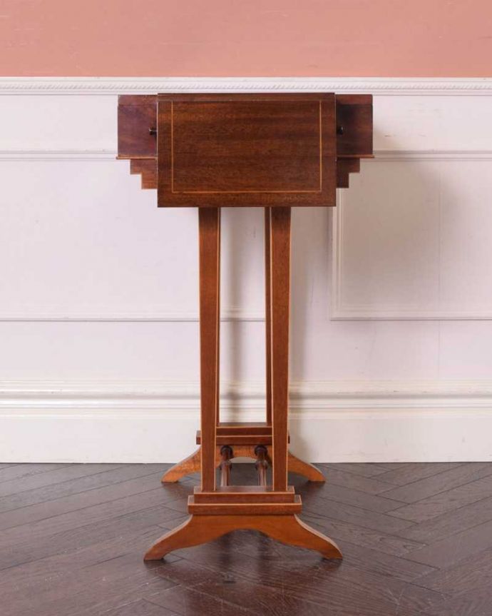 アンティークのテーブル アンティーク家具 天板のかたちもお洒落な伸張式アンティークサイドテーブル(バタフライテーブル)。天板を畳むとこんな感じ閉じたときは、また違った表情を見せて楽しませてくれます。(q-1722-f)