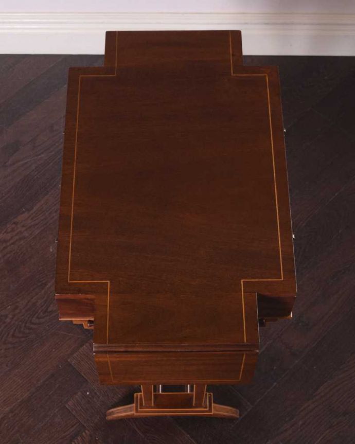 アンティークのテーブル アンティーク家具 天板のかたちもお洒落な伸張式アンティークサイドテーブル(バタフライテーブル)。畳むとこんなにスリムなサイズリーフを開く前はこんな形です。(q-1722-f)