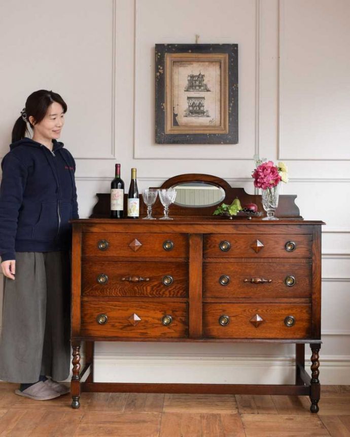 アンティークのチェスト　アンティーク家具　英国アンティーク家具、ミラーバックサイドボード（ミラー付きチェスト） 。鏡がキラっと輝くサイドボード光を取り込んでキラキラ輝くミラーは、まだ電気が発達していなかった時代に太陽や蝋燭の灯りを反射させて部屋を明るくするために付けられたもの。(q-1723-f)