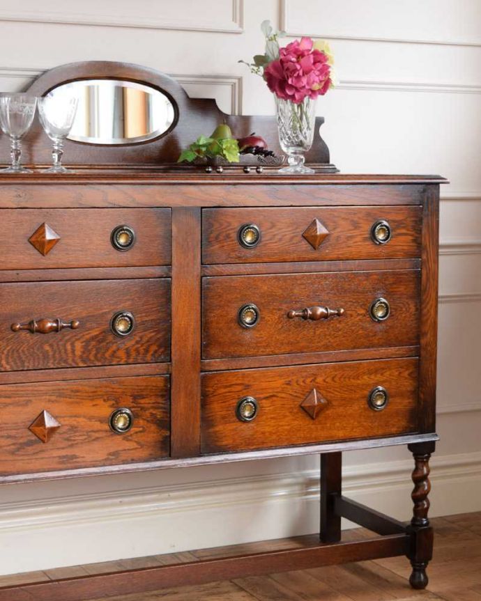 アンティークのチェスト　アンティーク家具　英国アンティーク家具、ミラーバックサイドボード（ミラー付きチェスト） 。見た目の美しさとたっぷりの収納力が魅力もともとダイニングでサーブ用の家具として造られた英国らしいアンティーク家具。(q-1723-f)